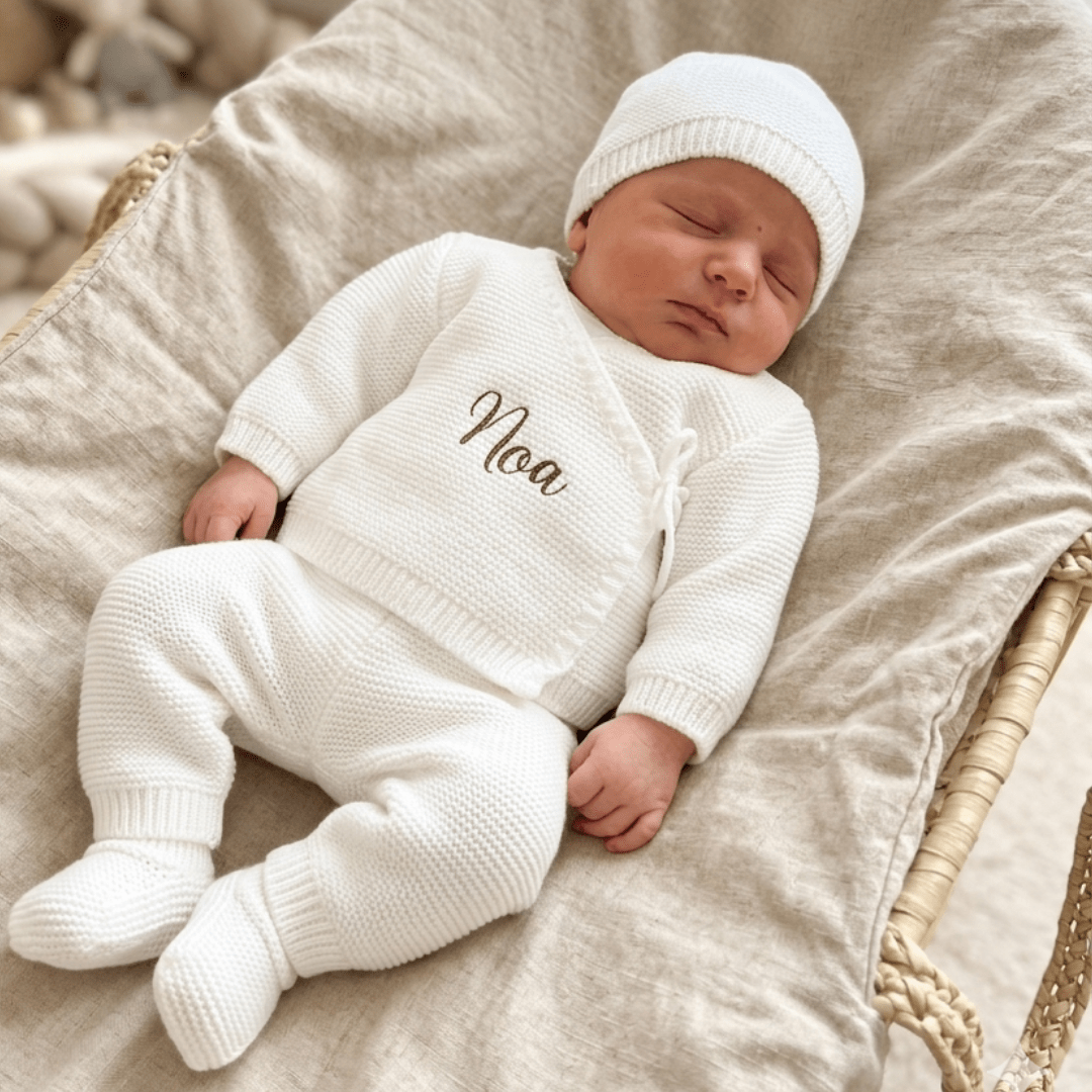 Tenue de naissance blanche brodée au prénom du nouveau-né