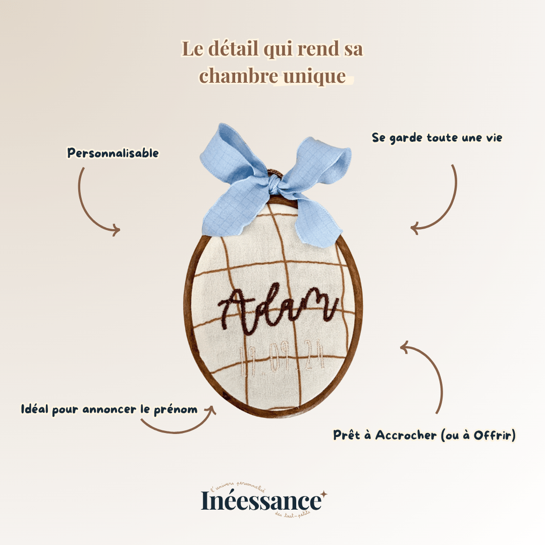 Cerceau de naissance ovale suspendu au-dessus du lit de bébé