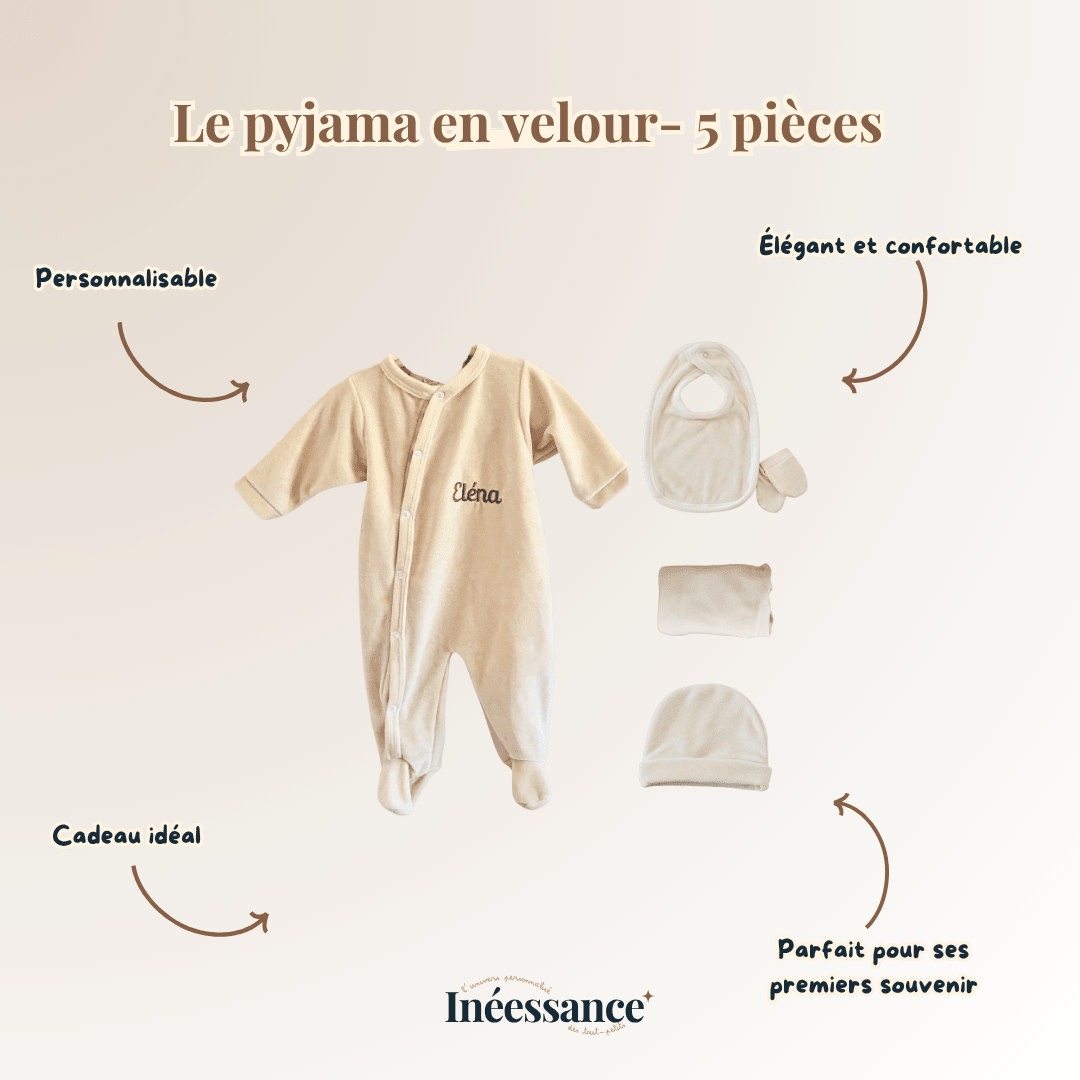 Détail du velours du pyjama de naissance bébé